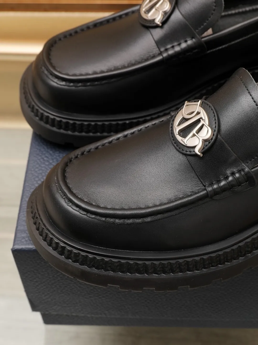 Factory P500💰dior 🆕Men's classic loafers, which combine classic shoe styles with retro California style. Slipper style design, easy to put on and take off. Crafted from top-grain cowhide leather, they feature a rubber lugged sole and the DIO* AND SHAWN signature in brass and enamel. Wear it with casual clothing or a suit. Size: 38-44 (45.46 customized)